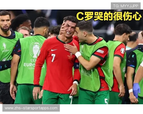 C罗在训练营教孩子如何罚点球，耐心成典范